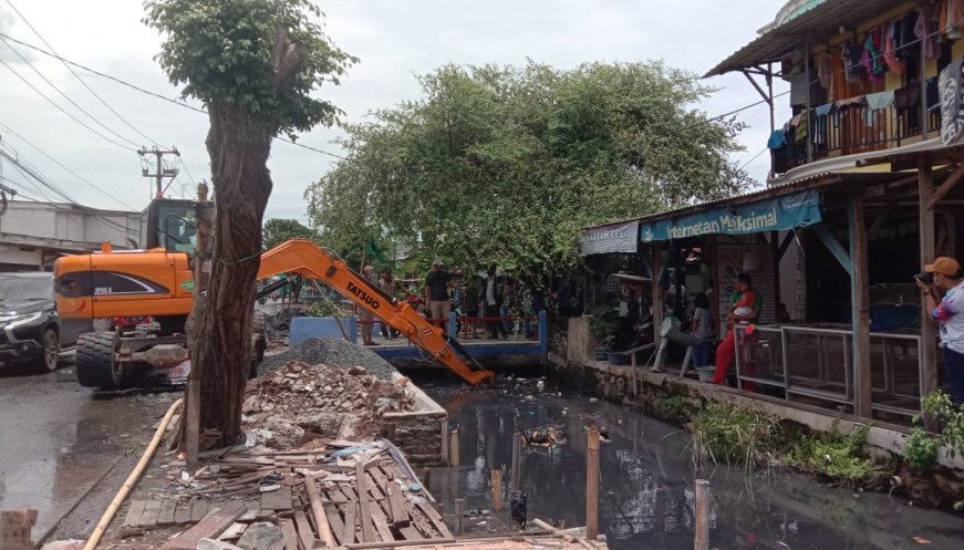 Aparat Kecamatan Kosambi dan Desa Bersihkan Aliran Kali di Jatimulya